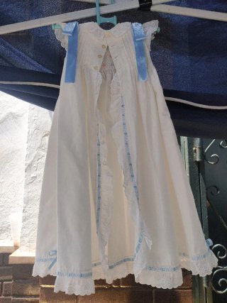 Vestido de bebé blanco con bordado