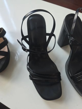 Tacones negros de tiras.