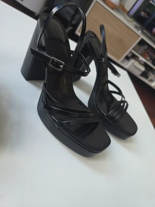 Tacones negros de tiras.