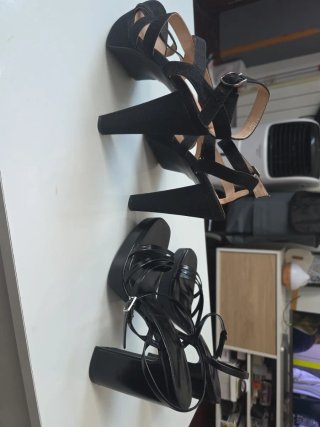 Tacones negros de tiras.