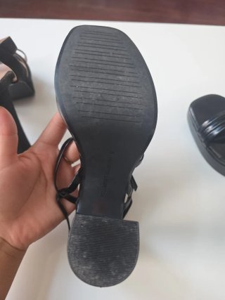 Tacones negros de tiras.