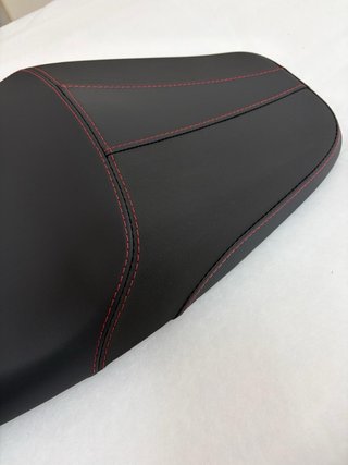 Rivestimento nuovo SH 2026 nero con cuciture rosse