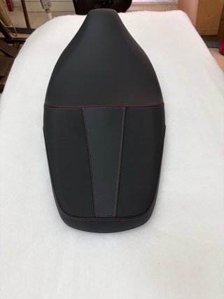 Rivestimento nuovo SH 2026 nero con cuciture rosse