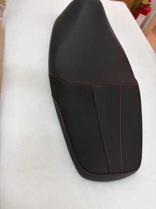 Rivestimento nuovo SH 2026 nero con cuciture rosse