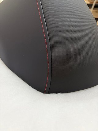 Rivestimento nuovo SH 2026 nero con cuciture rosse
