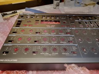 Novation Peak frontal.