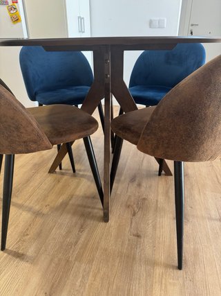 Mesa redonda con 4 sillas