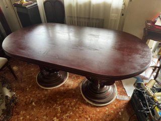 Mesa de comedor de madera oscura
