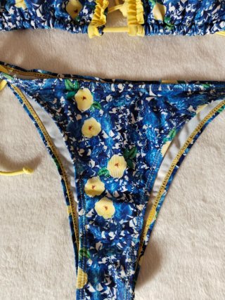Bikini estampado floral azul y amarillo