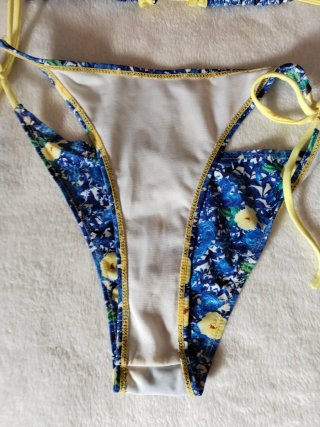 Bikini estampado floral azul y amarillo