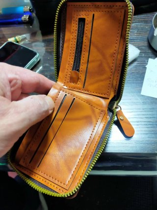 Cartera diseño en relieve dólar cuero sintet.NUEVO