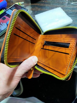 Cartera diseño en relieve dólar cuero sintet.NUEVO