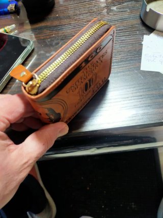 Cartera diseño en relieve dólar cuero sintet.NUEVO