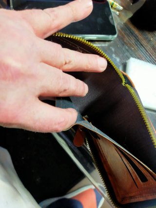 Cartera diseño en relieve dólar cuero sintet.NUEVO