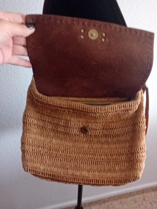 Bolso de piel y rafia