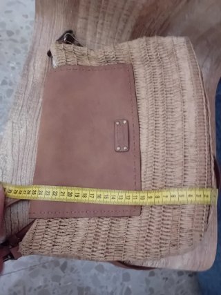 Bolso de piel y rafia