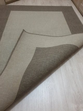 Alfombra beige y marrón
