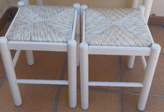 Mesa extensible blanca  con dos taburetes
