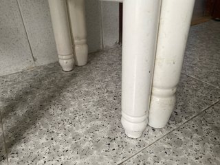 Mesa extensible blanca  con dos taburetes