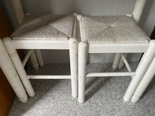 Mesa extensible blanca  con dos taburetes