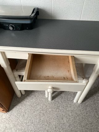Mesa extensible blanca  con dos taburetes
