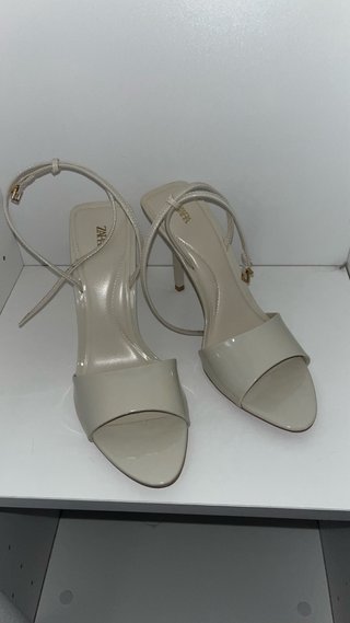 Zapatos de tacón Zara beige