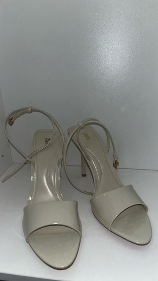 Zapatos de tacón Zara beige