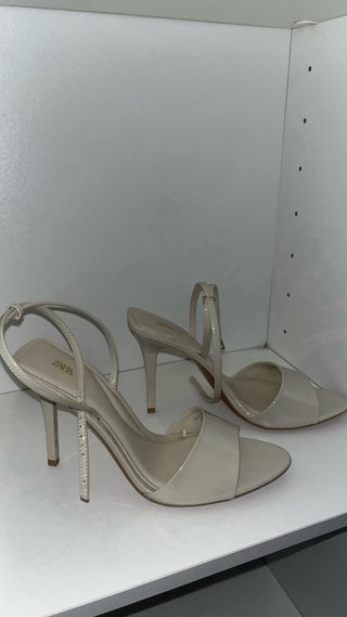 Zapatos de tacón Zara beige