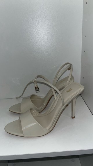Zapatos de tacón Zara beige