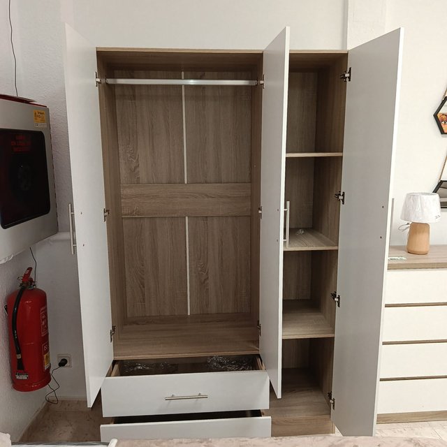 Dormitorio: Armario, Cabecero, Cómoda, 2 Mesitas
