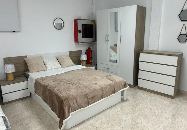 Dormitorio: Armario, Cabecero, Cómoda, 2 Mesitas