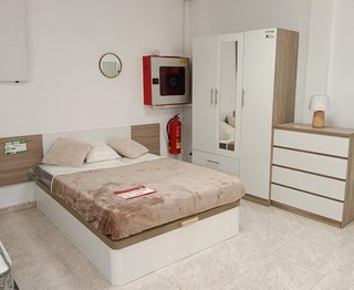 Dormitorio: Armario, Cabecero, Cómoda, 2 Mesitas