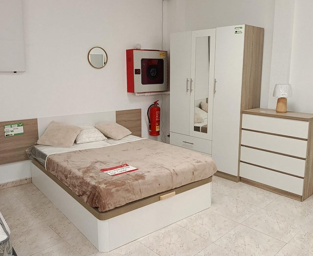 Dormitorio: Armario, Cabecero, Cómoda, 2 Mesitas