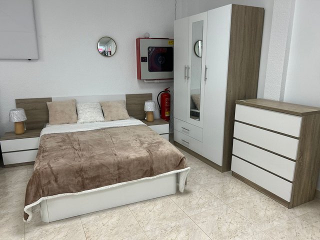 Dormitorio: Armario, Cabecero, Cómoda, 2 Mesitas