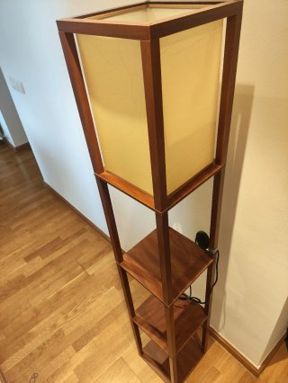 Estantería con lámpara de papel y madera