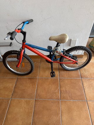 Bicicleta infantil roja y azul