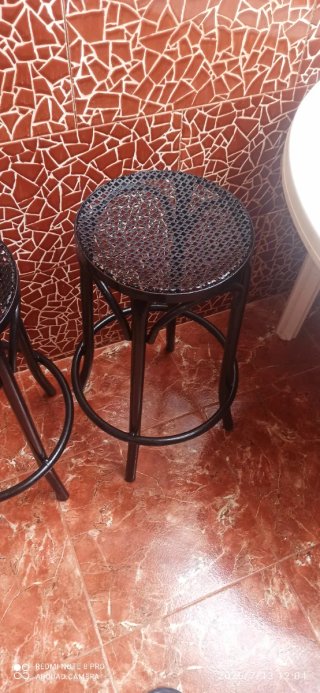 2 Sgabelli alti in metallo e rattan
