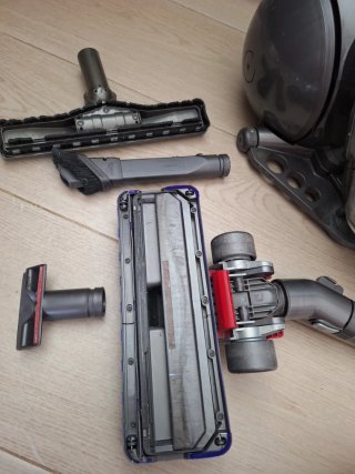 Aspirador Dyson con todos los accesorios y manual