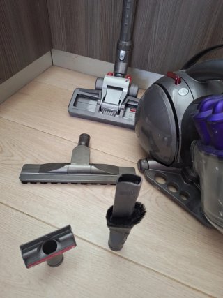 Aspirador Dyson con todos los accesorios y manual