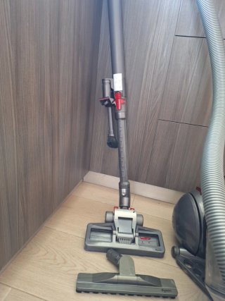 Aspirador Dyson con todos los accesorios y manual