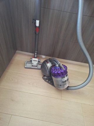 Aspirador Dyson con todos los accesorios y manual