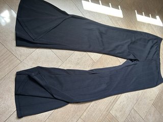 Pantalones acampanados negros con abertura