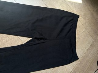 Pantalones acampanados negros con abertura
