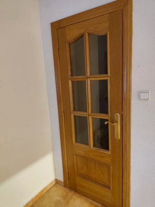 Puerta de pino con cristal