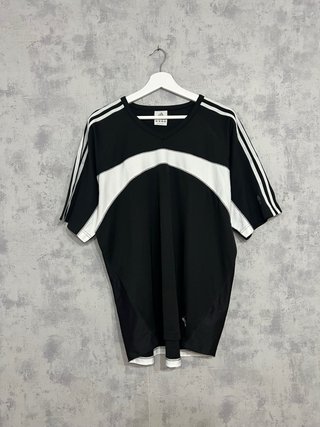 Camiseta Adidas Negra y Blanca
