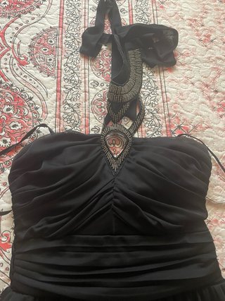 Vestido de fiesta negro con pedrería