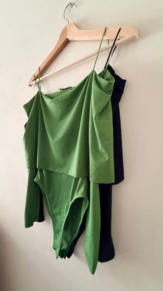 Lote 2 bodys Zara negro y verde
