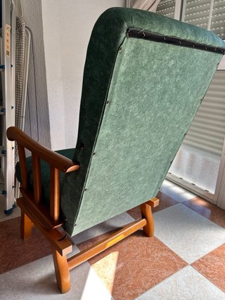 Sillón mecedora de tela y madera