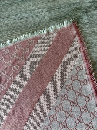 Pañuelo Gucci GG Monogram Rosa