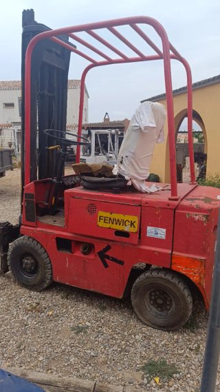 Carretilla  Elevadora Fenwick Roja